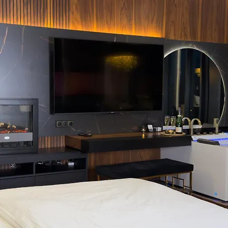 Urban Apartments Golden Royal, Jacuzzi By The Window, Chilled Prosecco, Ps5, Free Garage, No Deposit Katowice Exterior photo