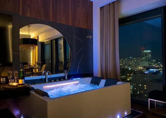 Urban Apartments Golden Royal, Jacuzzi By The Window, Chilled Prosecco, Ps5, Free Garage, No Deposit