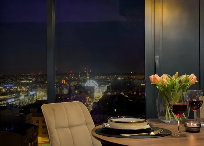 Urban Apartments Golden Royal, Jacuzzi By The Window, Chilled Prosecco, Ps5, Free Garage, No Deposit