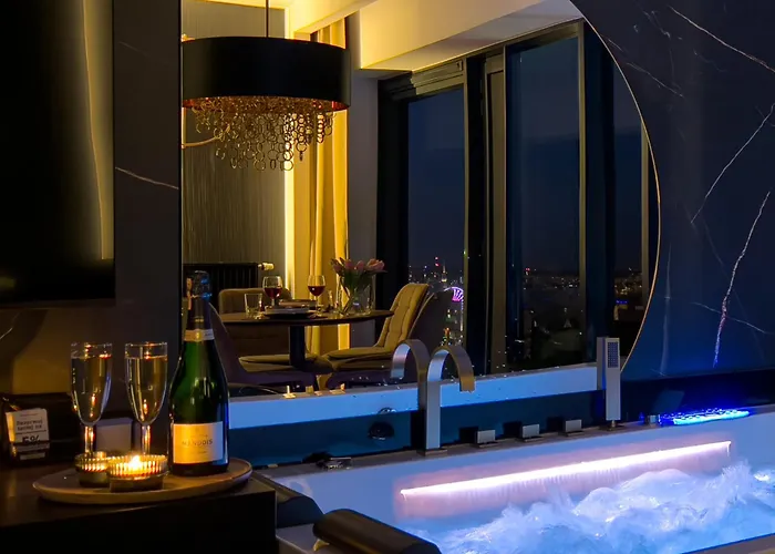 Urban Apartments Golden Royal, Jacuzzi By The Window, Chilled Prosecco, Ps5, Free Garage, No Deposit