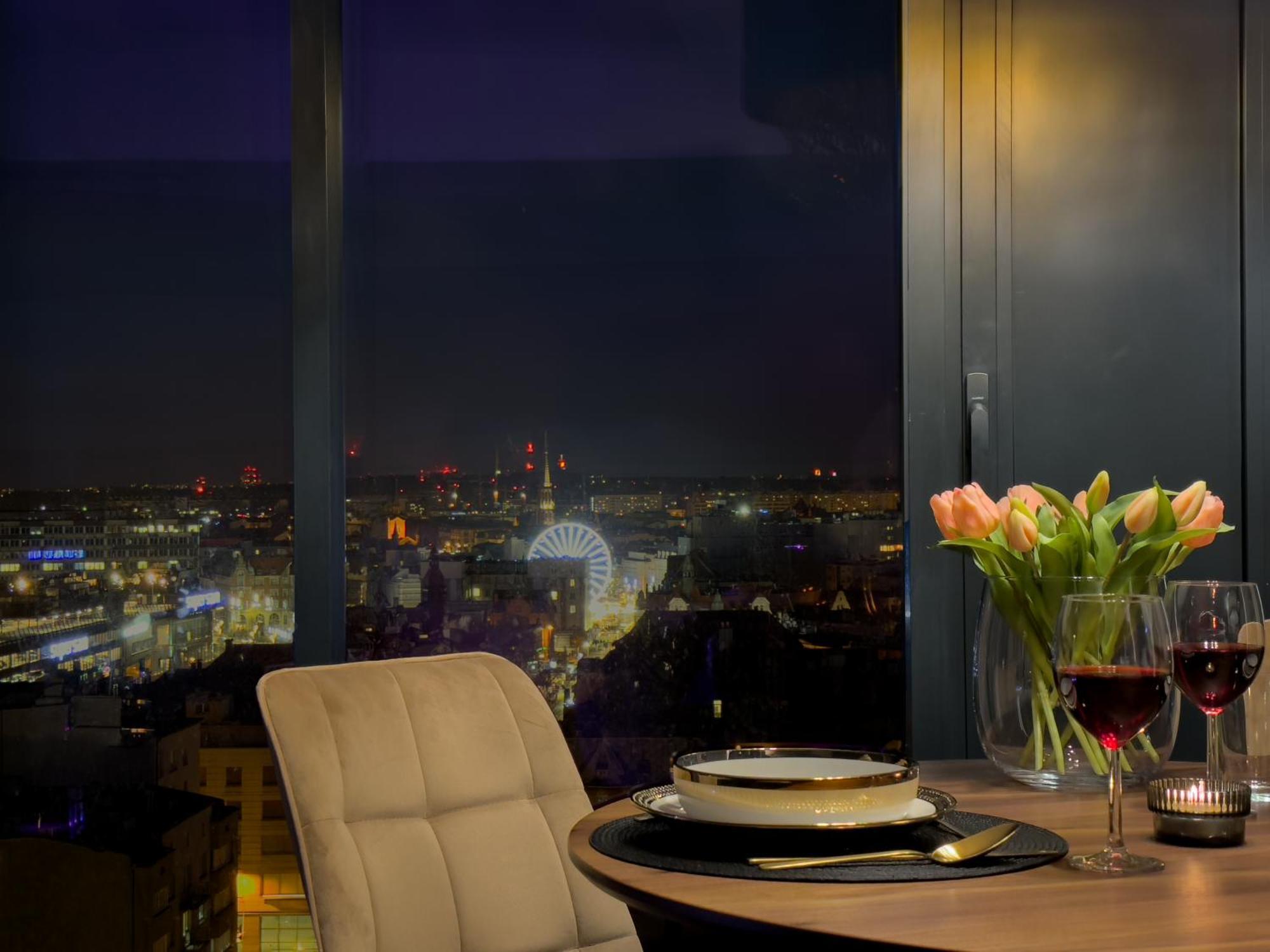 Urban Golden Royal, Jacuzzi By The Window, Chilled Prosecco, Ps5, Free Garage, No Deposit