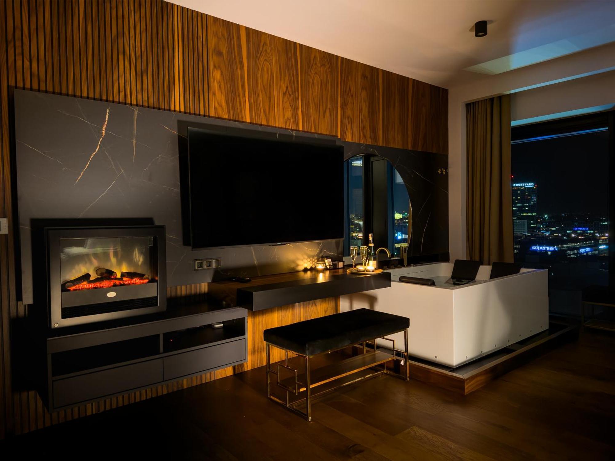 Urban Golden Royal, Jacuzzi By The Window, Chilled Prosecco, Ps5, Free Garage, No Deposit Apartment