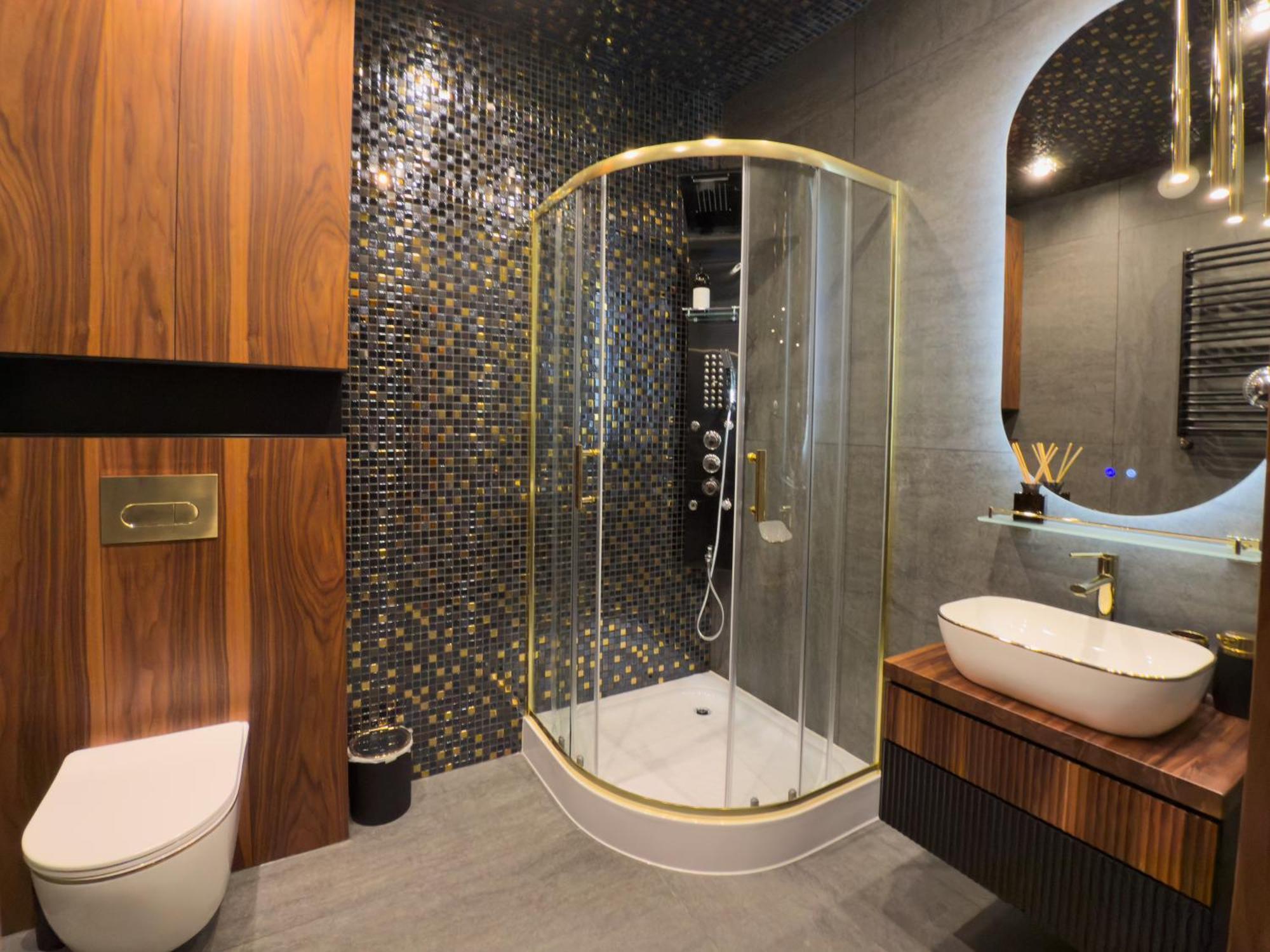 Apartment Urban Golden Royal, Jacuzzi By The Window, Chilled Prosecco, Ps5, Free Garage, No Deposit