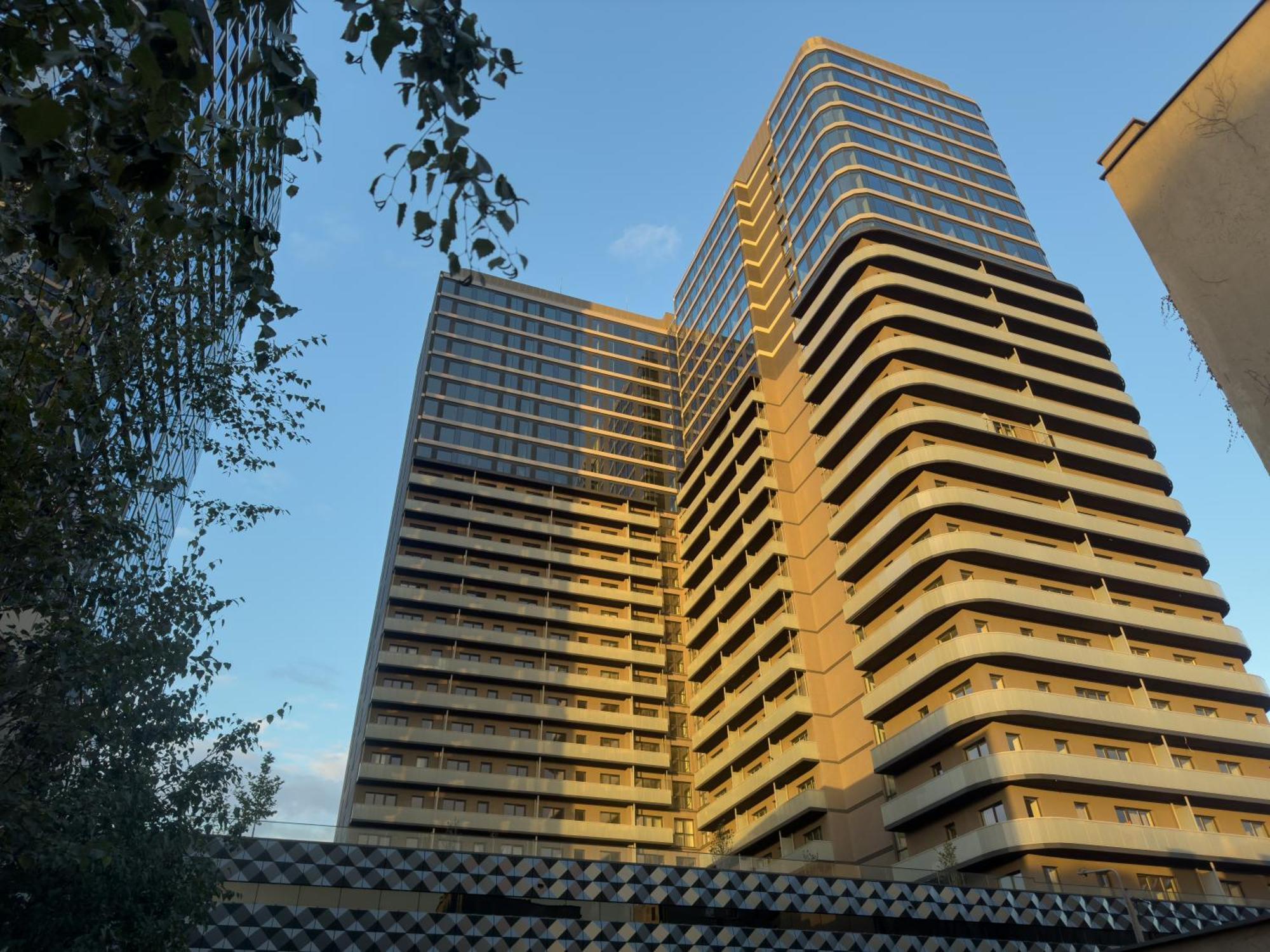 Apartment Urban Golden Royal, Jacuzzi By The Window, Chilled Prosecco, Ps5, Free Garage, No Deposit
