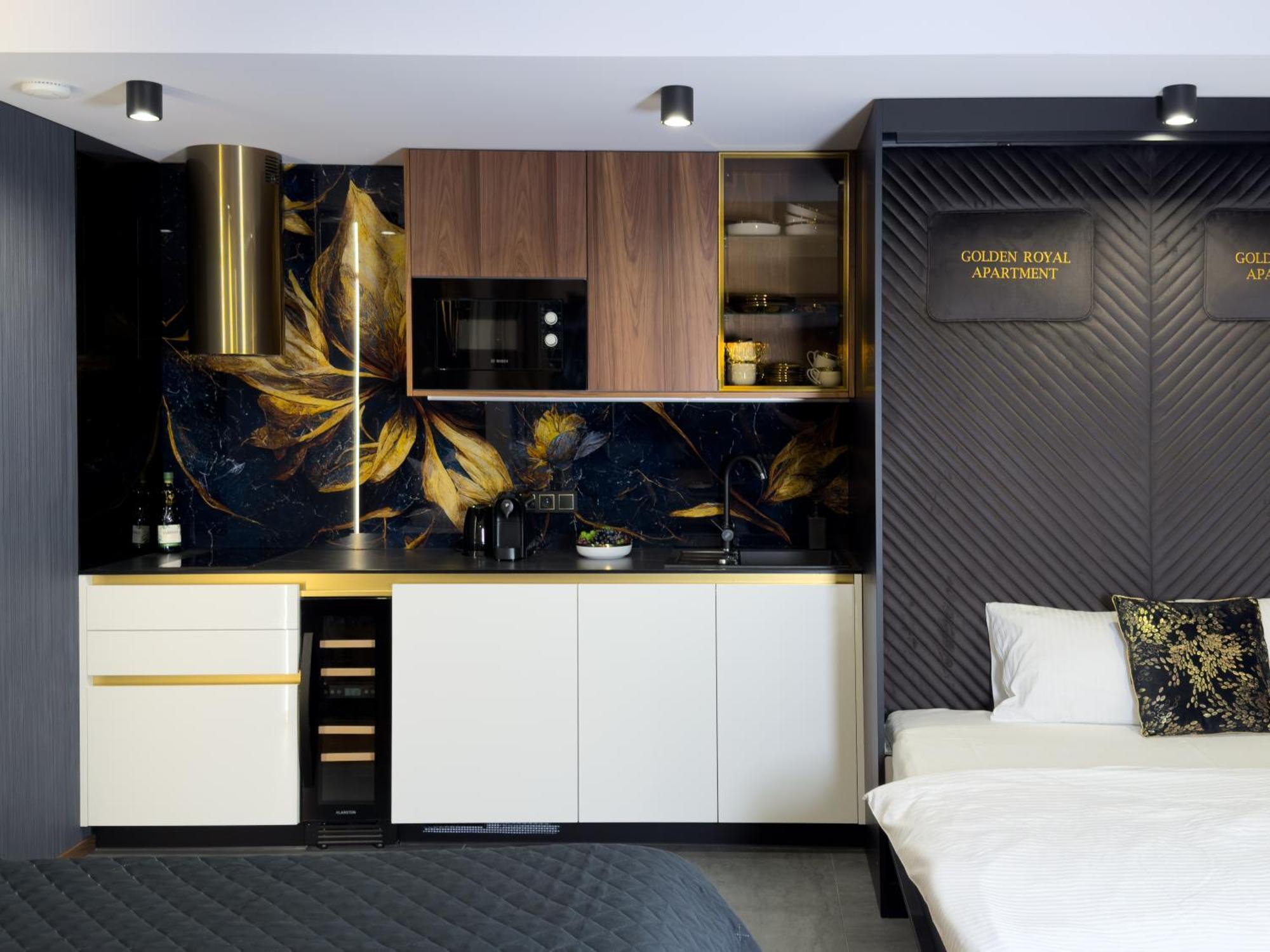 Apartment Urban Golden Royal, Jacuzzi By The Window, Chilled Prosecco, Ps5, Free Garage, No Deposit *