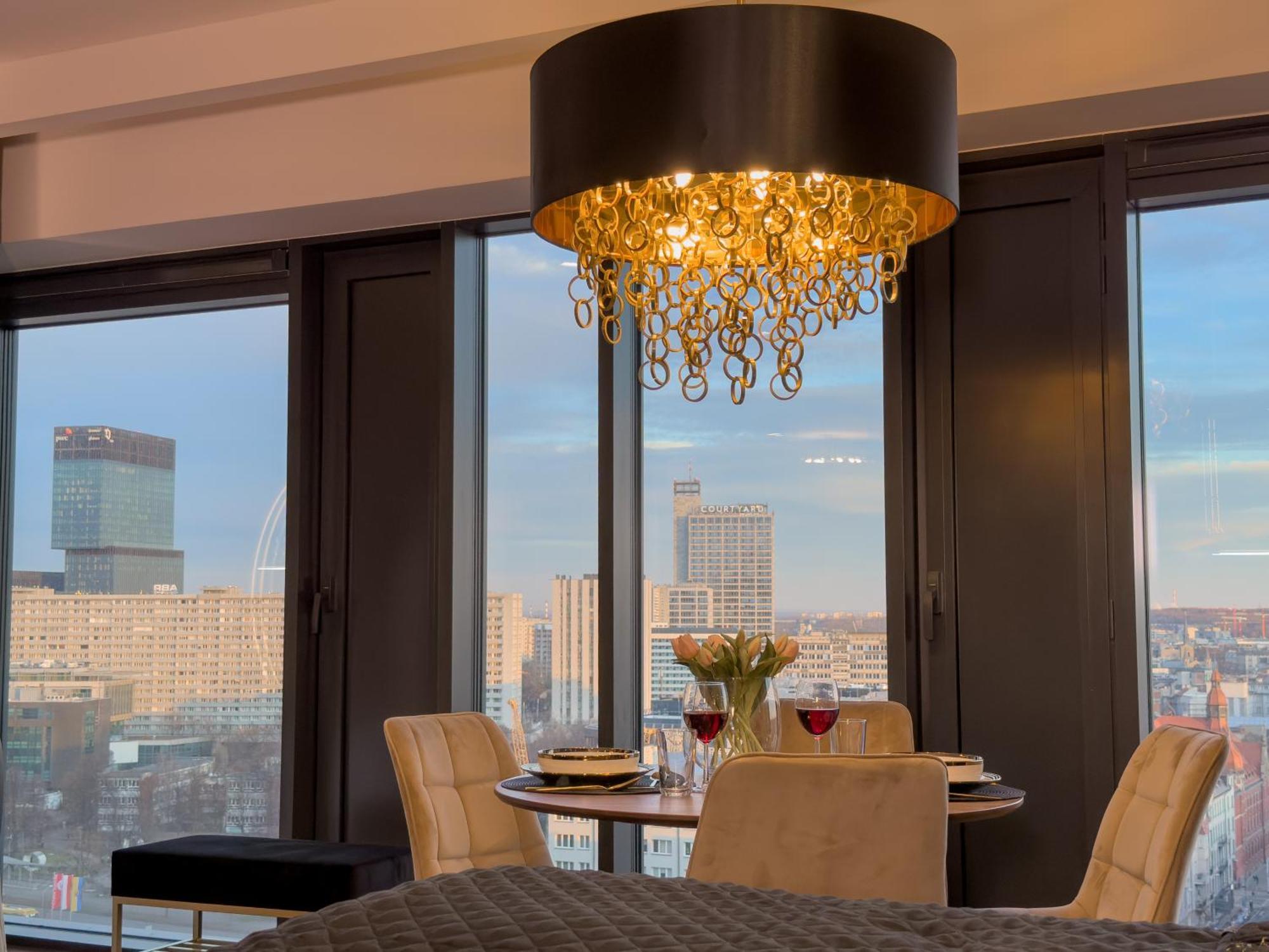 Urban Golden Royal, Jacuzzi By The Window, Chilled Prosecco, Ps5, Free Garage, No Deposit