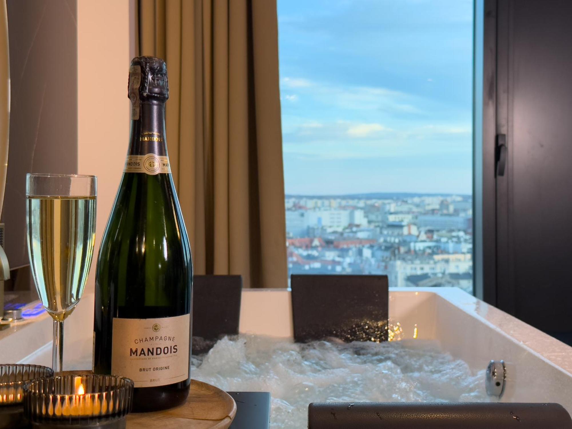 Urban Golden Royal, Jacuzzi By The Window, Chilled Prosecco, Ps5, Free Garage, No Deposit * Kattowitz