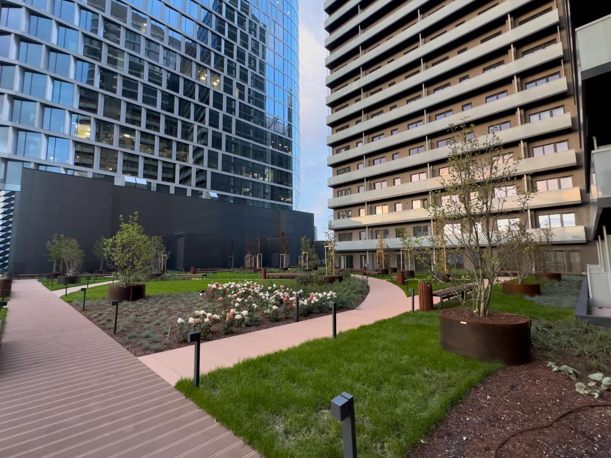 Urban Golden Royal, Jacuzzi By The Window, Chilled Prosecco, Ps5, Free Garage, No Deposit Apartment