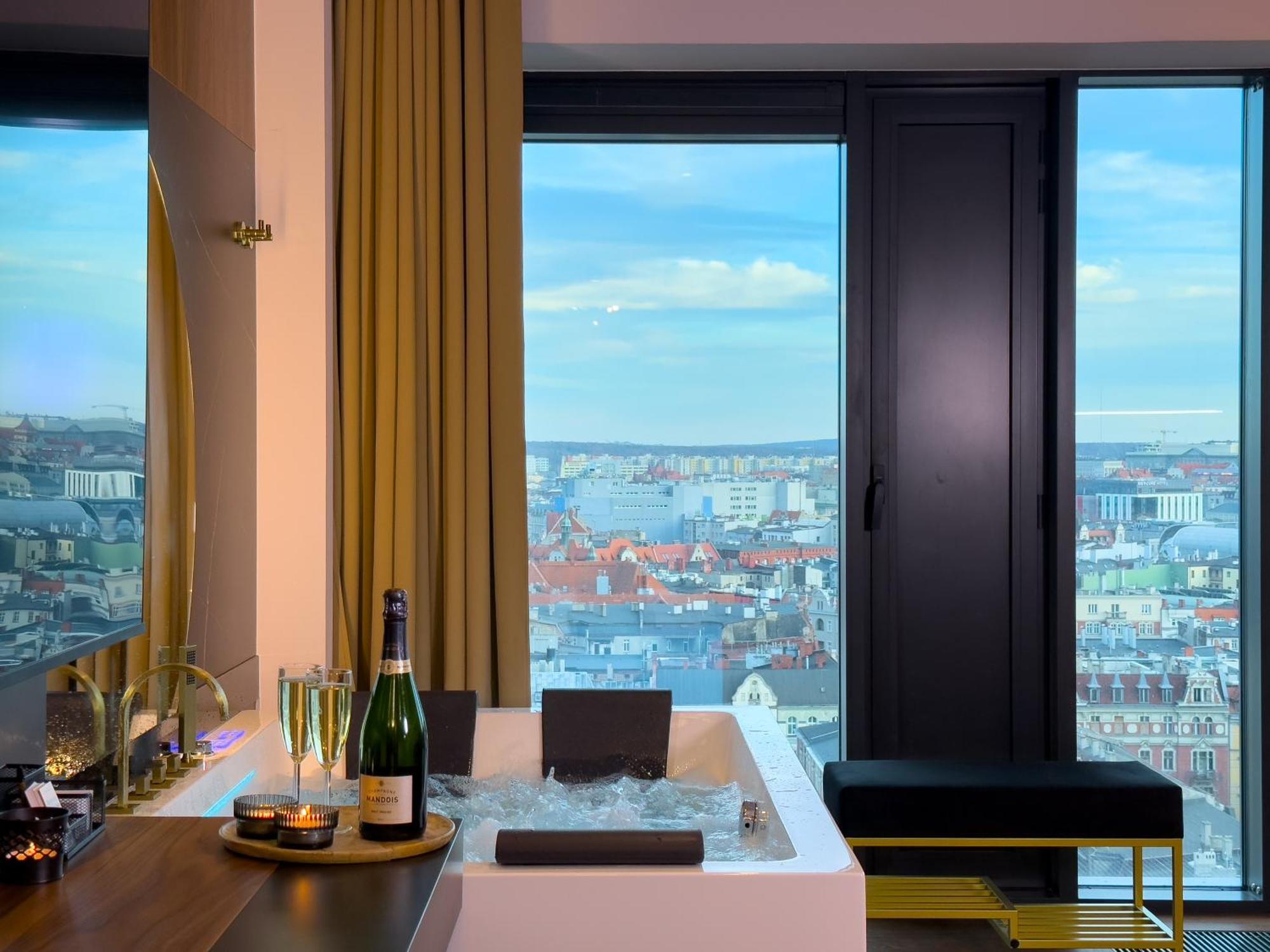 Apartment Urban Golden Royal, Jacuzzi By The Window, Chilled Prosecco, Ps5, Free Garage, No Deposit