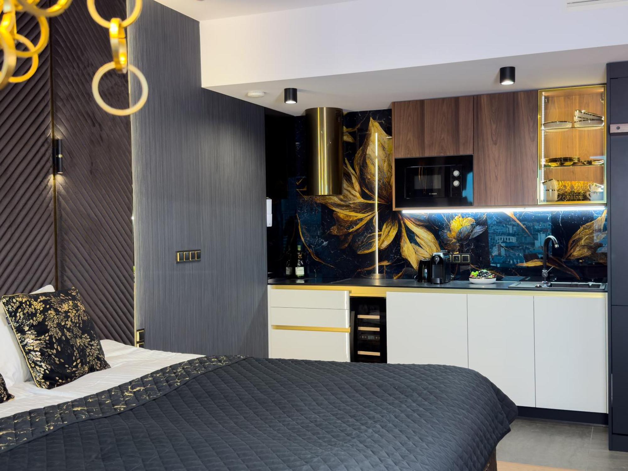 Urban Golden Royal, Jacuzzi By The Window, Chilled Prosecco, Ps5, Free Garage, No Deposit Apartment