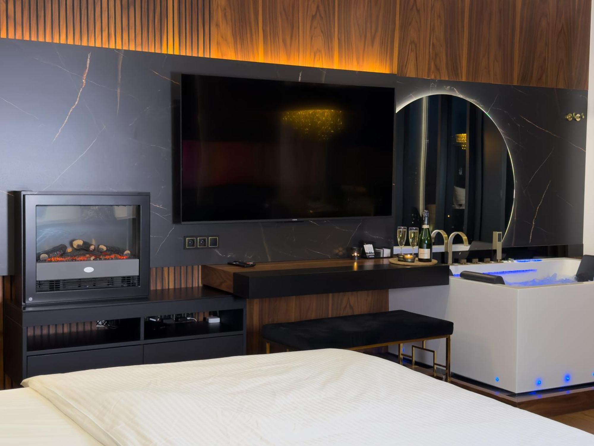 Urban Golden Royal, Jacuzzi By The Window, Chilled Prosecco, Ps5, Free Garage, No Deposit Apartment *
