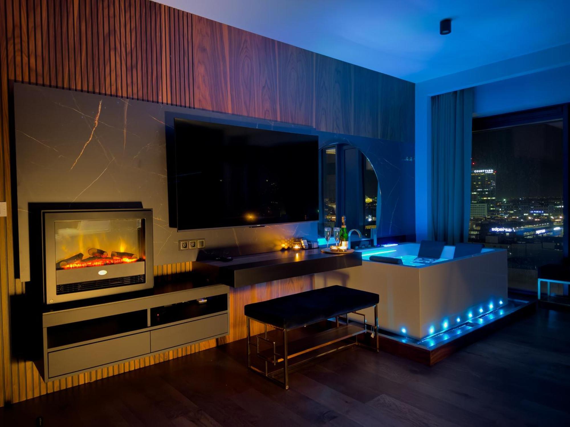 Apartment Urban Golden Royal, Jacuzzi By The Window, Chilled Prosecco, Ps5, Free Garage, No Deposit *