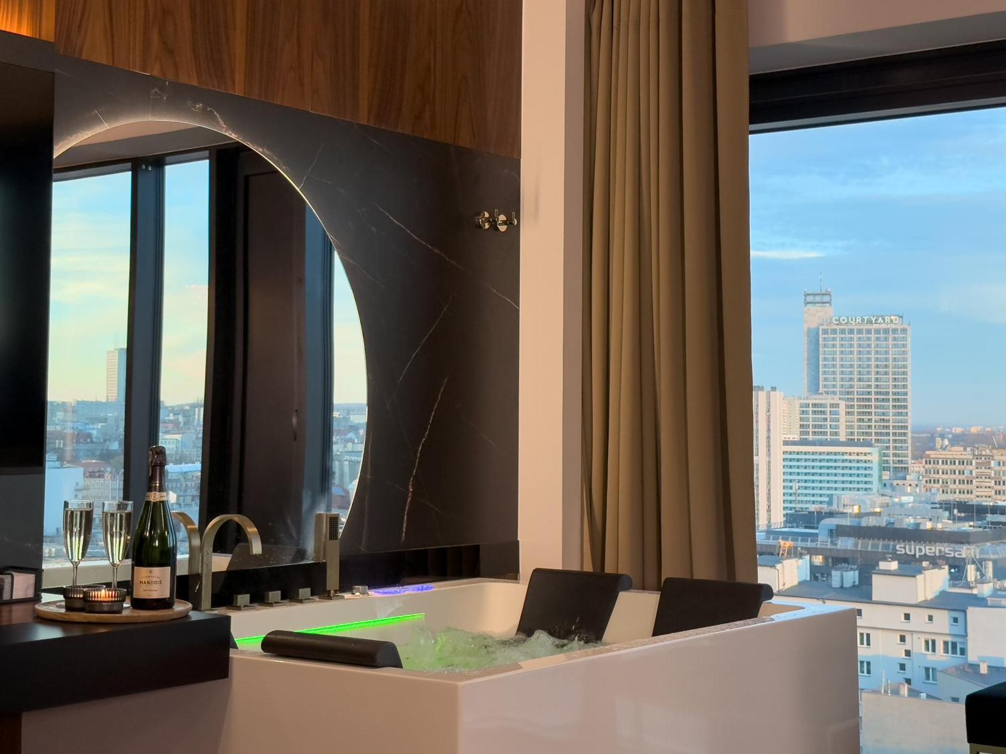 Apartment Urban Golden Royal, Jacuzzi By The Window, Chilled Prosecco, Ps5, Free Garage, No Deposit Kattowitz