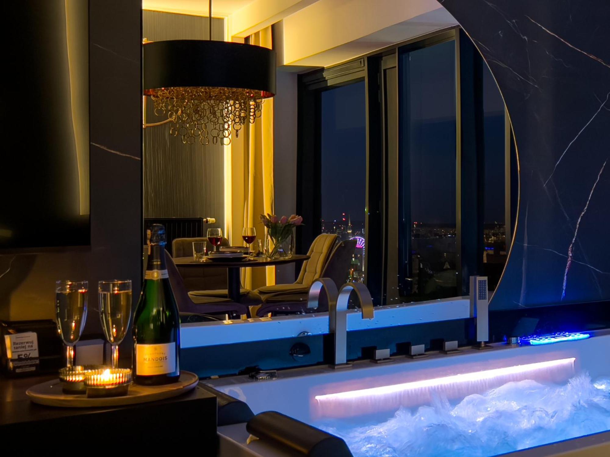 Urban Golden Royal, Jacuzzi By The Window, Chilled Prosecco, Ps5, Free Garage, No Deposit Apartment